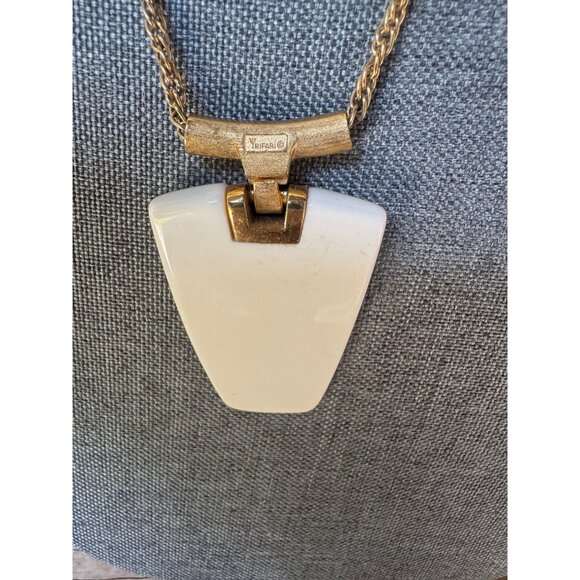 Crown Trifari Modernist White Lucite Pendant Necklace - Picture 5 of 7